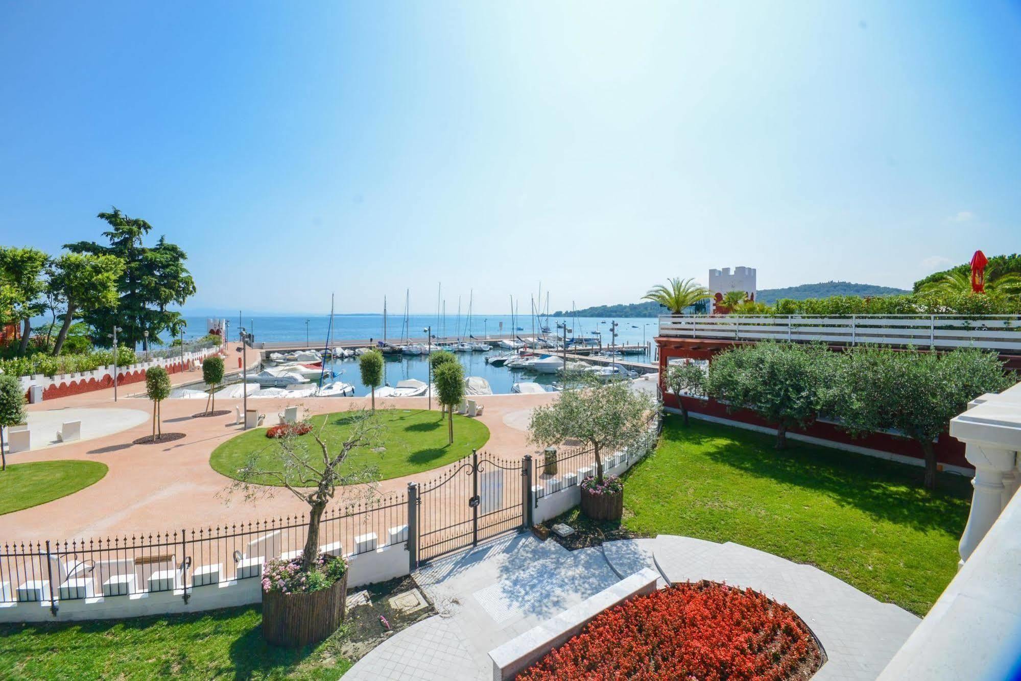 Garuti Village Aparthotel 3*