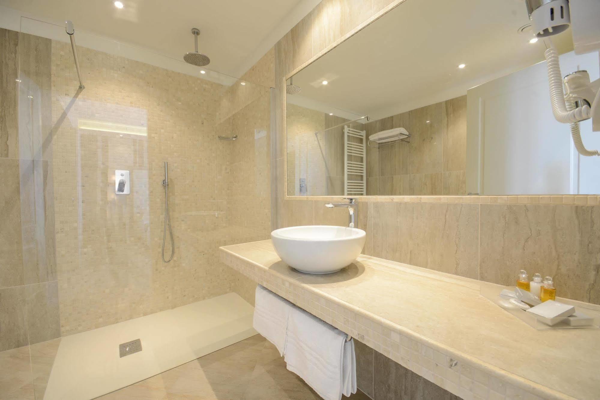 Garuti Village Aparthotel 3*